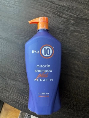 It's a 10 Miracle Shampoo Plus Keratin - Miracle Shampoo Plus Keratin från It's a 10 i en blå plastflaska med orange pump. Schampot är sulfatfritt och innehåller keratin för att stärka och vårda håret. Flaskan innehåller 1 liter och passar både män och kvinnor. Helt oöppnad.