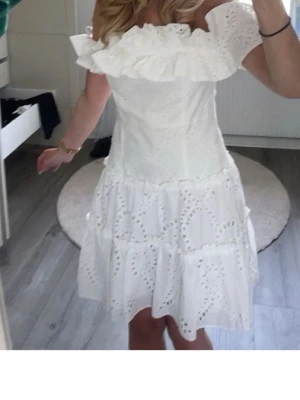 Fin Studentklänning zara - Jättefin slutsåld klänning från Zara. Perfekt till studenten eller likande. Sparsamt använd och inga defekter. Storlek s och normal i passformen.