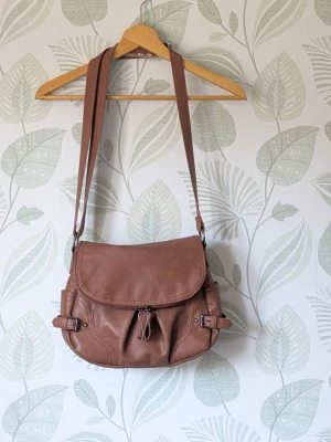 Anna Field Axelremsväska - Väskan är i bra skick men axelrem är i ok använt skick-sämre skick då det finns synligare skavanker där det är nött undertill och på kanten på vissa ställen nån till miniskavank finns på något ställe på väskan, zooma extrabilder för att se skick .  - Den är inte så skitig då den är nyligt rengjord men den har använts några ggr så en rengöring kan ändå behövas.  - Jag kan ha missat någon miniskavank men jag har försökt att granska så gott det går