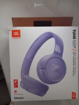 JBL Tune 520BT trådlösa hörlurar lila - JBL Tune 520BT är trådlösa over-ear hörlurar i en snygg lila färg. De har Pure Bass-ljud, Bluetooth 5.3 och upp till 57 timmars batteritid. Hörlurarna har mjuka öronkuddar och justerbar bygel för skön passform. Perfekt för musik, gaming eller videos. Bara testade! Kvitto med garanti finns!