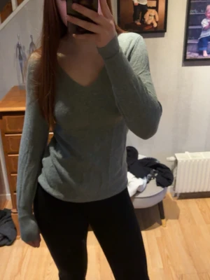 Grön stickad tröja med v-ringning - Mysig grå stickad tröja med v-ringad hals 