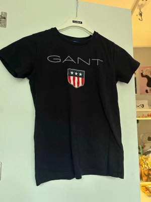 Mörkblå gant t shitt - En jättefin mörkblå gant t shirt💌