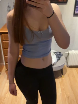 Ljusblå croppad linnetopp - Snygg ljusblå croppad linnetopp från HM