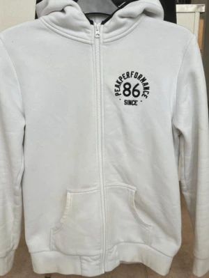 Peak performance hoodie - I fint skick. Finns en liten fläck på armen se sista bilden. 