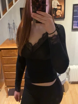  intimissimi spets topp - Snygg svart långärmad mesh topp med v-ringning och spetsdetaljer, den är lite genomskinlig