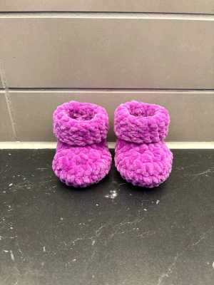 Virkade bebisskor  - Super söta virkade bebisskor i lila - passar nyfödda och upp till 6 månader 💜