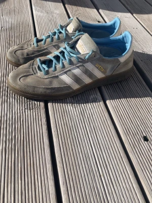 Adidas Spezial  - Säljer ett par blå adidas spezial skor i storlek 44. De är lite slitna men är inte sönder någonstans. Det är bara att höra av sig vid minsta fundering🙌