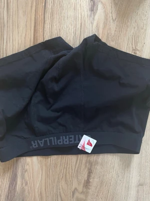 Svarta Boxer  kalsonger från Caterpillar - Svarta Boxerkalsonger Caterpillar med bred resår och diskret logga framtill. Mjuk och stretchig modell utan byglar, perfekt för en aktiv livsstil. Materialet känns bekvämt och följsamt mot kroppen.