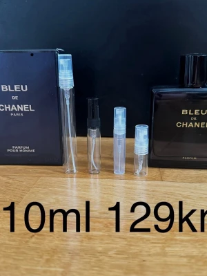 Blue de Chanel parfum 10ml - Bleu de Chanel Parfum ✨ En mörk, elegant och lyxig doft. Luktar dyrt, clean och självsäkert.  En av de mest respekterade dofterna.  🍂❄️ Passar bäst: funkar året runt  ✨ För dig som vill ha en riktig signaturdoft.  🔥 Rekommenderar bundle – 15+ andra exklusiva parfymer finns.  Priser: 2ml – 39kr 3ml – 55kr 5ml – 69kr 10ml – 129kr  💎 1 ml ≈ ca 20st sprays