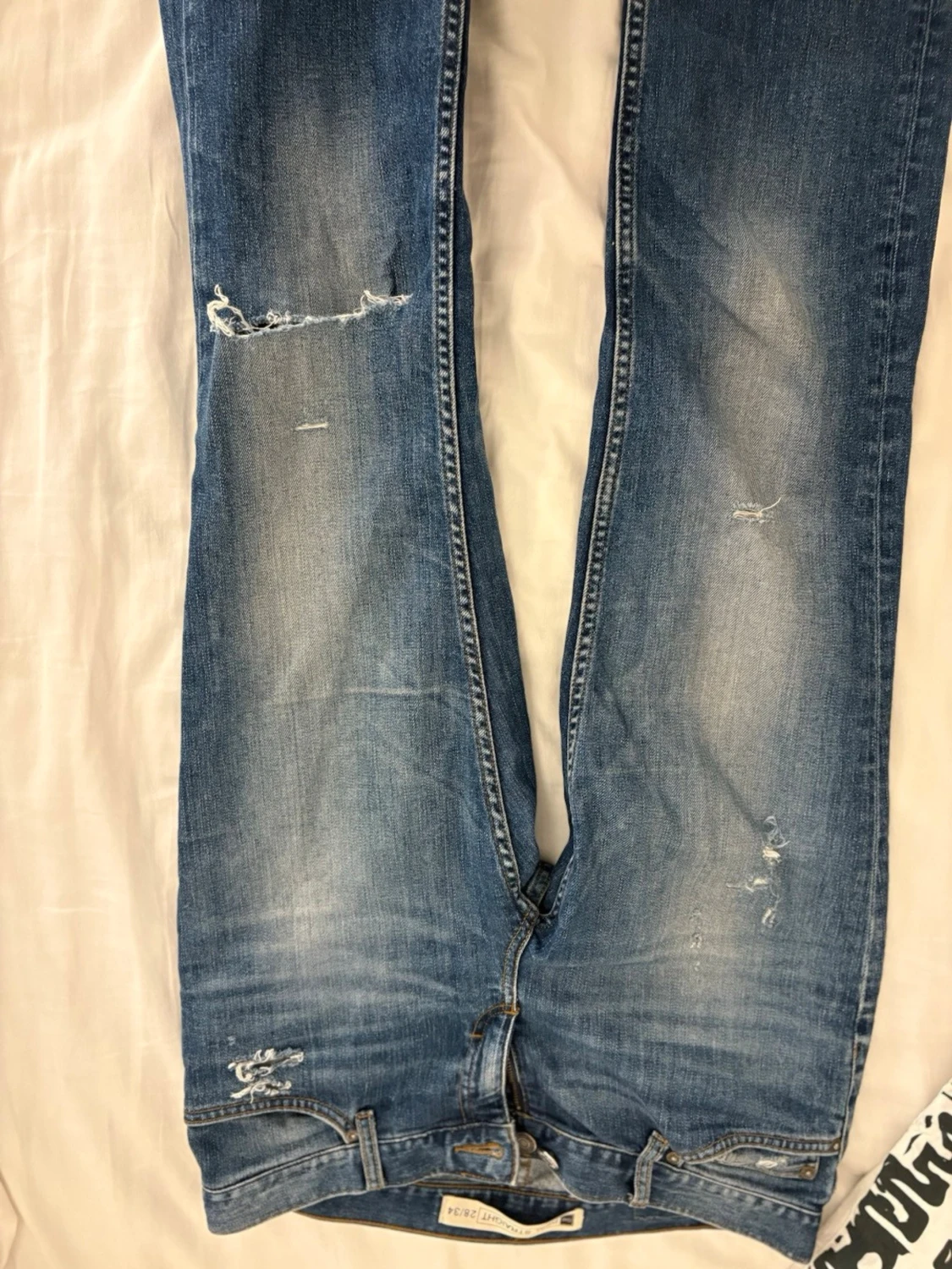 Blå raka jeans med slitningar - 2