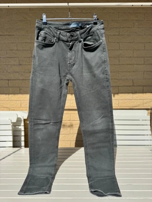 Grå raka jeans. Slimfit. 30/30 - Säljer ett par grå jeans med rak passform. Slimfit.  Klassisk femficksmodell och normal midja. Dragkedja i gylf. 