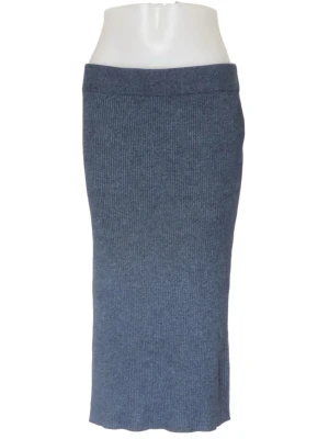 Mörkblå ribbad stickad långkjol - Mysig mörkblå stickad långkjol med ribbad struktur och en liten slits baktill. Perfekt för dig som gillar en enkel men trendig look. Kjolen har en rak passform och är superenkel att matcha med både sneakers och boots.