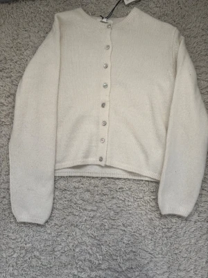  Stickad kofta med knappar - Jag säljer en vit stickad kofta från Gina tricot. Jag säljer den för att jag tycker det riktigt inte är min stil, men har aldrig använts och prislappen är kvar. Original pris är 400 men säljer för 250+frakt💗💗