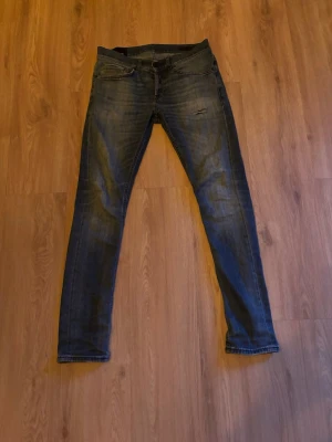 Dondup Jeans George - Säljer ett par sjukt snygga dondup jeans i modellen George. Storlek 30 och en riktig schysst slitning. Hör av er vid minsta lilla fundering.