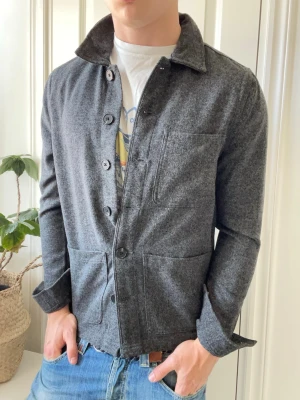 Studio total overshirt grå  - Studio total overshirt grå, Inga defekter! Modellen i bilderna är 180 cm 75 kg och bär Storlek S , Kom med frågor! 🌟 (Kan gå ned i pris vid köp av paket 😉) 