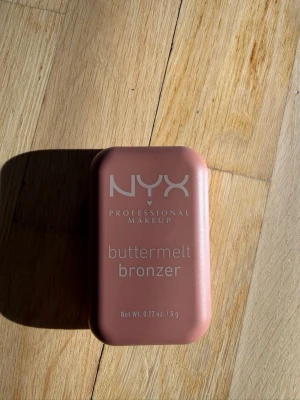 NYX Buttermelt Bronzer Butta'd Down - NYX Buttermelt Bronzer i färgen Butta'd Down. Köpt nyligen, har bara använt 2/3 ggr, säljer då jag köpt en annan. Super glowy, smörig & pigmenterad, färgen har en varm underton. 