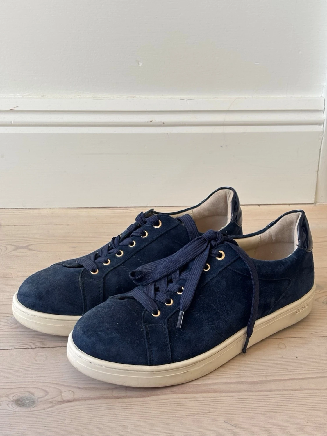Mörkblå mockasneakers från Dasia