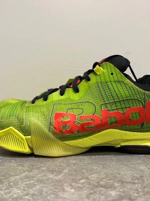 Babolat padelskor  - Tjena! Säljer dessa padel skor som har märket Babolat. Storlek 45. Finns lite slitage från användning som vid häl och det har släppt lite på en skon där Babolat står! Annars funkar de utmärkt🤩🤩Vid frågor kontakta mig🙌🙌🙌🙌