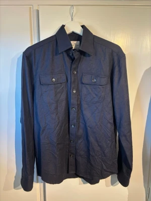 Mörkblå overshirt från John Henric - Tjena! Säljer en mörkblå overshirt från John Henric. Storlek: s. Skick 9/10. Bara att fråga om det är något!