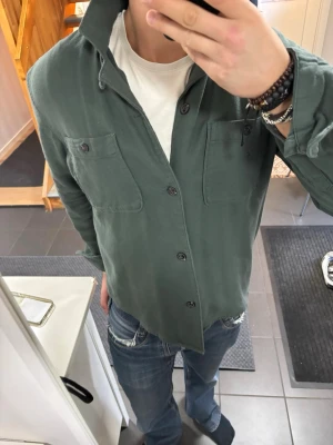 Grön Overshirt - Grön Overshirt i storlek M, skick 9/10. Pris 549, fraktar samma dag!
