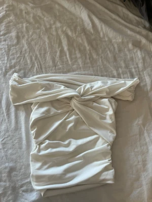 Vit tubtopp med knut - Vit topp från Zara eller Gina tricot tror jag, använt runt 3 gånger, fin o skön till sommaren 
