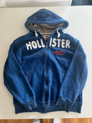 Hollister blom zip hoodie  - Riktigt snygg zip hoodie från Hollister California. fint skick inga fel storlek S kan även passa M kan ta mått vid behov. Endast 428 ej hugget i sten kom gärna med frågor och prisförslag har även mycket mer liknande i min profil alla storlekar kolla gärna stor rabatt vid köp av flera 😁✌️