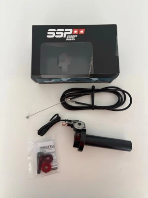 SSP gasrulle med vajer och tillbehör - Säljer en svart gasrulle från SSP Stage6 Style Parts med tillhörande vajer och monteringsdetaljer. Paketet innehåller även röda och svarta plastdelar samt installationsanvisning. Perfekt för dig som vill uppgradera eller byta gasrulle på din moped eller scooter. ord pris 599