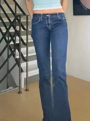 Lågmidjade jeans med detaljer - Snygga mörkblå vintage jeans med låg midja och fina sömdetaljer baktill som ger det där lilla extra!!! bootcut som sitter superfint. Perfekta både till vardag och uppklätt! Är tyvärr försmå så har inga bättre bilder på, se mått nedan🫶🏻🫶🏻🫶🏻 sitter så fint på, älskar dem:)😄  📏 Midjemått: ca 37/38 cm 📏 Innerbenslängd: ca 81 cm  Mycket fint skick!