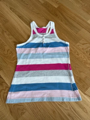 Linne Kappahl  - Linne från Kappahl, mycket fint skick.  Står ej storlek, men skulle säga passar mellan 128-134.