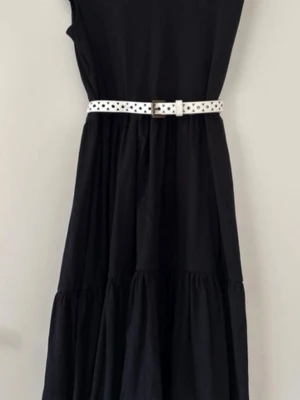 Härlig bomullsklänning! - Normal passform ger komfort och rörelsefrihet • Mjukt bomullstyg säkerställer andningsförmåga • Rund halsringning ger en klassisk look • Volangärmar  • Kjol i flera lager skapar en smickrande silhuett Längd från nackkragen 90 cm. Storlek XS men skulle säga den passar S också. Nypris 279kr. Aldrig använd!