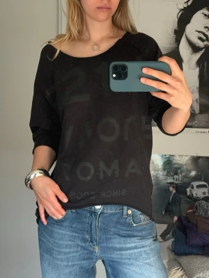 Svart tröja med tryck - Säljer min snygga tröja från 5Preview. 