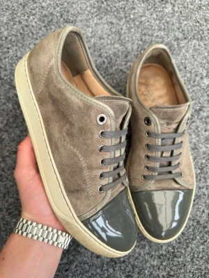 Lanvin uk6 grå - Säljer dessa sjukt feta lanvins! Perfekta för sommaren! Size uk6 som motsvarar 41. Skick 9/10. Nypris 5000kr mitt pris 1999 kan gå ner i pris vid snabb affär. Hör av dig vid frågor! 🤩📦