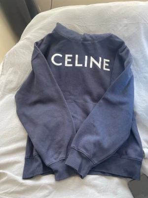 Mörkblå hoodie från Celine - Snygg mörkblå hoodie från Celine  ny pris 7000 säljer för 800 eftersom dom här prickarna på luvan( kolla sista bilden)men absolut inget man tänker på och 800 kr vilket är väldigt billigt 