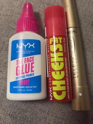 NYX Fat Cheeks Highlighter Stick - Krämig highlighter i stickformat från NYX med röd och gul förpackning. Enkel att applicera direkt på kindbenen för en glowig look. Perfekt för att framhäva ansiktets drag och ge lyster. Smidig att ha med i väskan.
