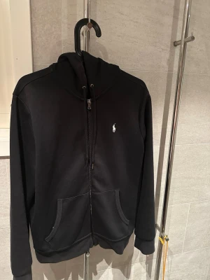Svart Ralph Lauren zip - Säljer en svart  Ralph lauren zip. Väldigt Bra skick! Pris går att diskutera vid snabb affär. Storlek S men passar även M  