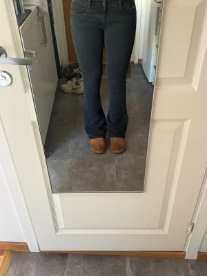 Diesel Jeans  - Tyvärr kommer dessa fina Diesel jeans inte till användning längre och säljer därför dem vidare. Bra skick och inga synliga slitningar. Storlek W30/L32, för referens är jag 175cm. Pris går att diskuteras!