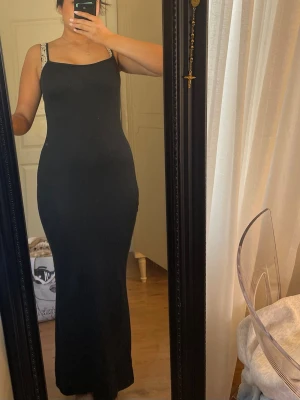 Svart lång klänning  - vet tyvärr inte storleken men den är stretchig o passar s-m!  