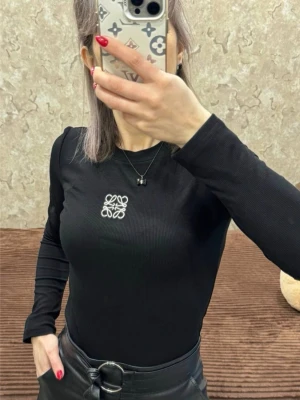 Långärmad topp  - Det finns kvar i svart färg, lång modell.
