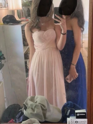 Balklänning - Säljer denna balklänningen nu eftersom jag hittat en annan. Supersöt fin babyrosa färg. Stl S men passar mig som brukar ha xs-s. Går ner i marken på mig som är 168. Från Laona. Inga tecken på användning. Skriv vid funderingar! 