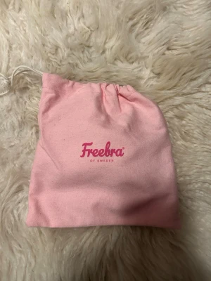 Freebra silikon bh - Oanvänd självhäftande freebra från Freebra of Sweden. Perfekt under rygglösa toppar, klänningar och festoutfits, kommer i rosa tygpåse med instruktioner. Köpt för längesen men oanvänd.