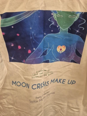 Vit Sailor Moon t-shirt med tryck - Mycket bra skick.