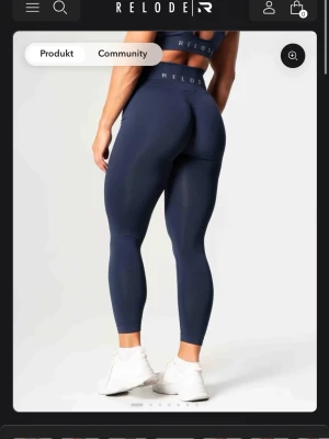 Mörkblå seamless leggings från Relode - Mörkblå seamless leggings från Relode med hög midja och bred resår med logga. Tight passform och stretchigt material som sitter skönt och formar sig efter kroppen. Perfekta för träning eller chill. Säljes pga används ej, enbart testade. 