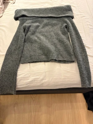 Grå off shoulder stickad tröja - Grå off shoulder tröja. Den är stickad och ribbad. Mysig och fin tröja. Den har använts max 5 gånger