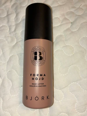 Björk Forma Höjd Root Lifter - Volymspray från Björk som ger extra lyft vid hårroten. Flaskan är beige med svart lock och rymmer 150 ml. Produkten är vegansk, värmeskyddande och tillverkad i Sverige. Perfekt för dig som vill ha mer volym och textur i håret.