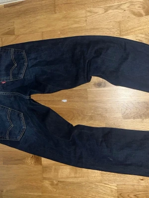 Mörkblå Levi's jeans raka ben - Dem är raka eller loose väldigt snygga Levis jeans. Bra passform W31 W32