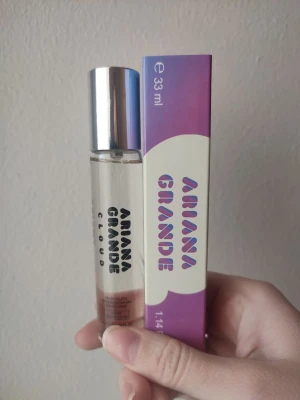 Ariana Grande Cloud - Ariana Grande Cloud Perfume. 33ml bottle. New! A good all year around fragrance, but especially for winter/fall. Felmärkt med edt på flaskan. Detta är en EDP 