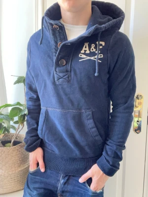 Abercrombie and fitch cardigan  - Abercrombie and fitch cardigan , Inga defekter! Modellen i bilderna är 180 cm 75 kg och bär Storlek M , Kom med frågor! 🌟 (Kan gå ned i pris vid köp av paket 😉) 