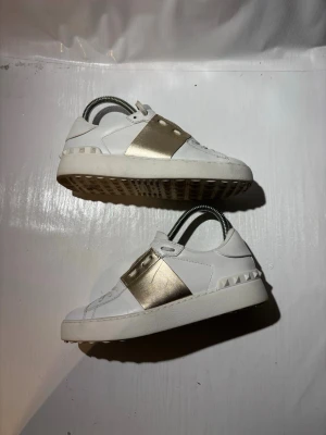 Valentino opens - Hej! Säljer nu mina valentino skor, bra skick sparsamt använda. Storlek 35, allt på bilden ingår, tveka inte på att höra av er vid frågor! 