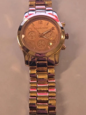 ✨ Michael Kors klocka – guld ✨ - Elegant och stilren klocka från Michael Kors i guldfinish. Perfekt både till vardag och fest – lyfter hela outfiten direkt. Klassisk design med kronograf-detaljer som ger en exklusiv känsla. 💛 Trendig & tidlös 💛 Behöver nytt batteri 💛 Snygg statement-klocka #klocka #michaelkors #guld #accessoarer #fashion