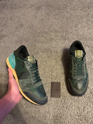 Valentino rockrunners - Säljer ett par sjukt nice valentino rockrunners i en fet colourway. Dem är i ett mycket bra skick och är inte använda mycket alls✅. Dem är i stl 41 men passar också stl 42✅. Valentino kort ingår vid köpet✅Frågor? Kontakta mig✅ Allt gott, mvh Noah